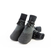 Charger l&#39;image dans la galerie, Chaussettes imperméables pour chien, en matière souple et résistante, avec semelle antidérapante, idéales pour protéger les pattes en milieu humide ou hivernal.
