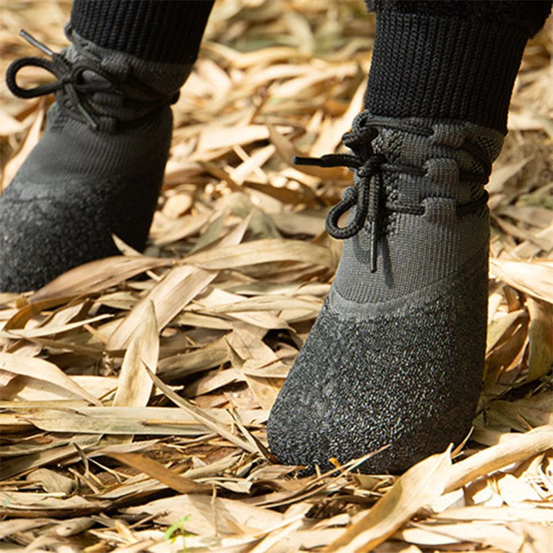 Chaussettes respirantes pour chien avec sangle réglable, permettant un ajustement sécurisé et confortable tout en assurant une bonne ventilation des pattes.