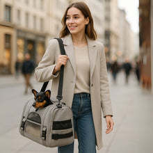 Charger l&#39;image dans la galerie, Sac de transport pour chien, idéal pour les promenades en ville, avec aération, intérieur douillet, bretelles rembourrées et design élégant pour un confort optimal lors des déplacements urbains.
