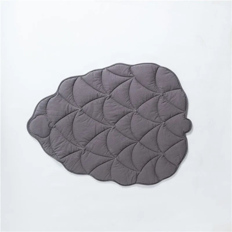 tapis-decoratif-chien-feuille-lotus-gris